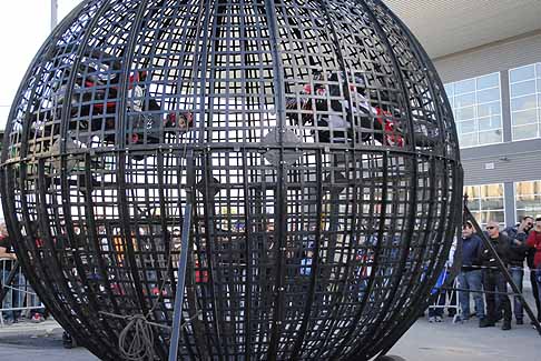 Infernal Varenne - Infernal Varenne con i spericolati bikers nella sfera di ferro definita sfera della morte width=